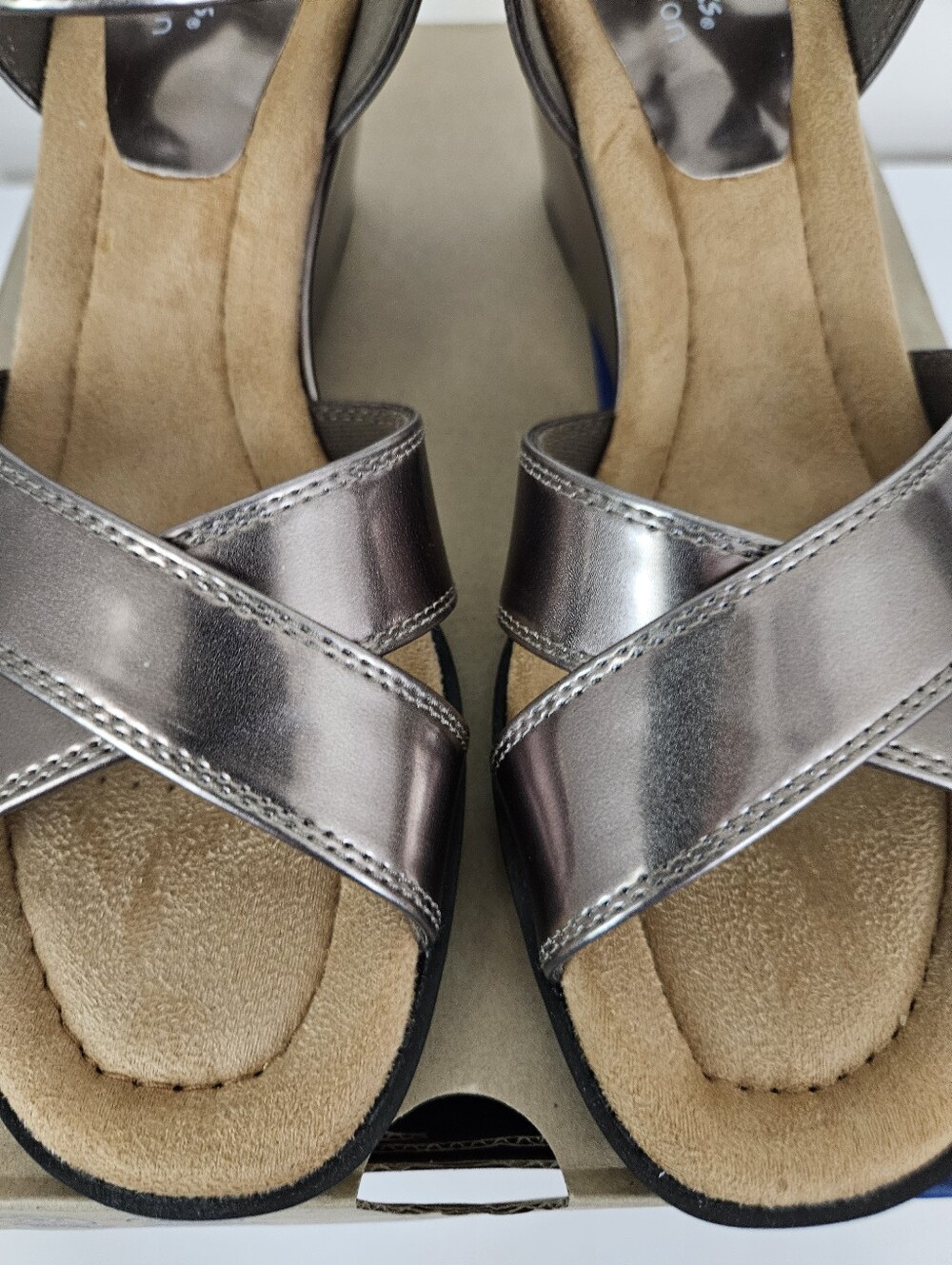 Clarks NIB Metallic Sandals - Picture 3 of 8